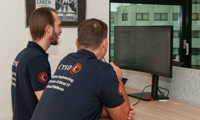 Two Cyso Cloud employees working together